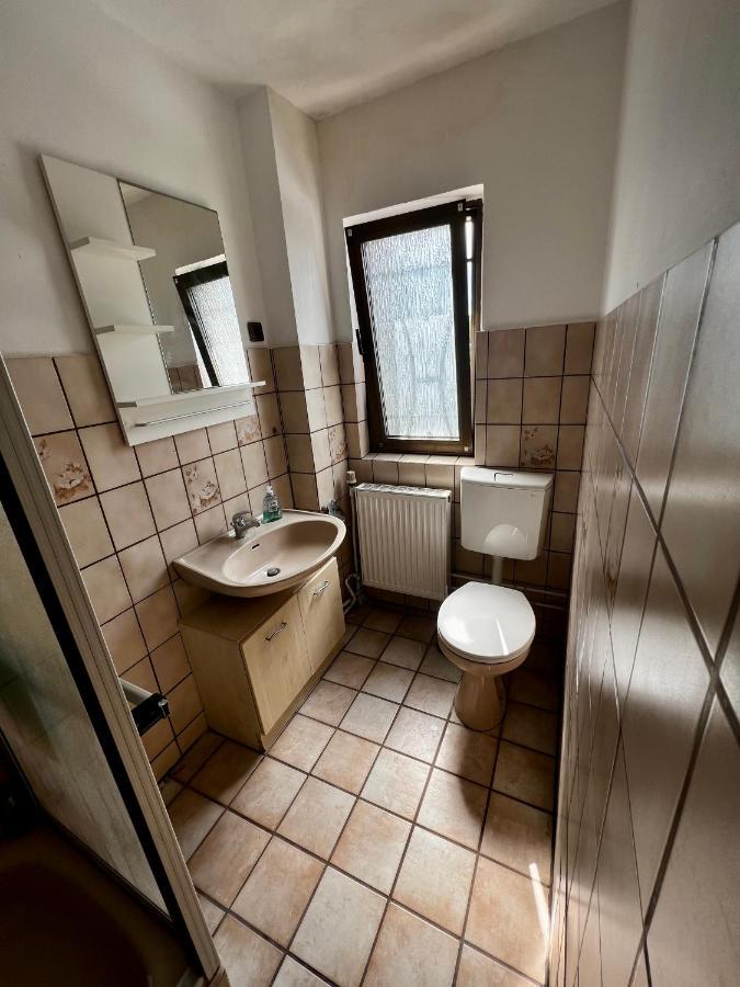 Praktisches Zimmer Im Grossen Haus Mit Garten Düsseldorf Eksteriør billede