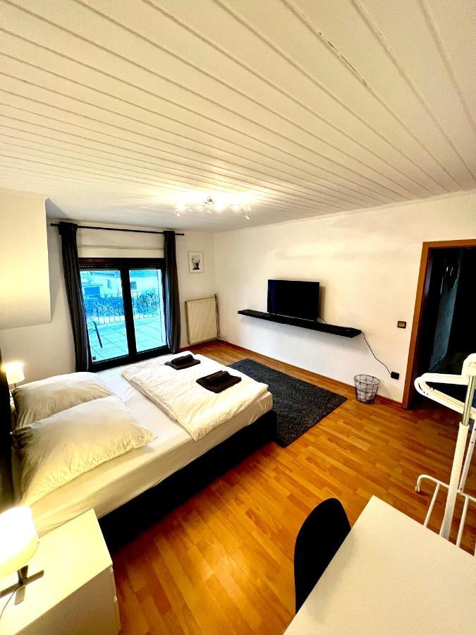 Praktisches Zimmer Im Grossen Haus Mit Garten Düsseldorf Eksteriør billede
