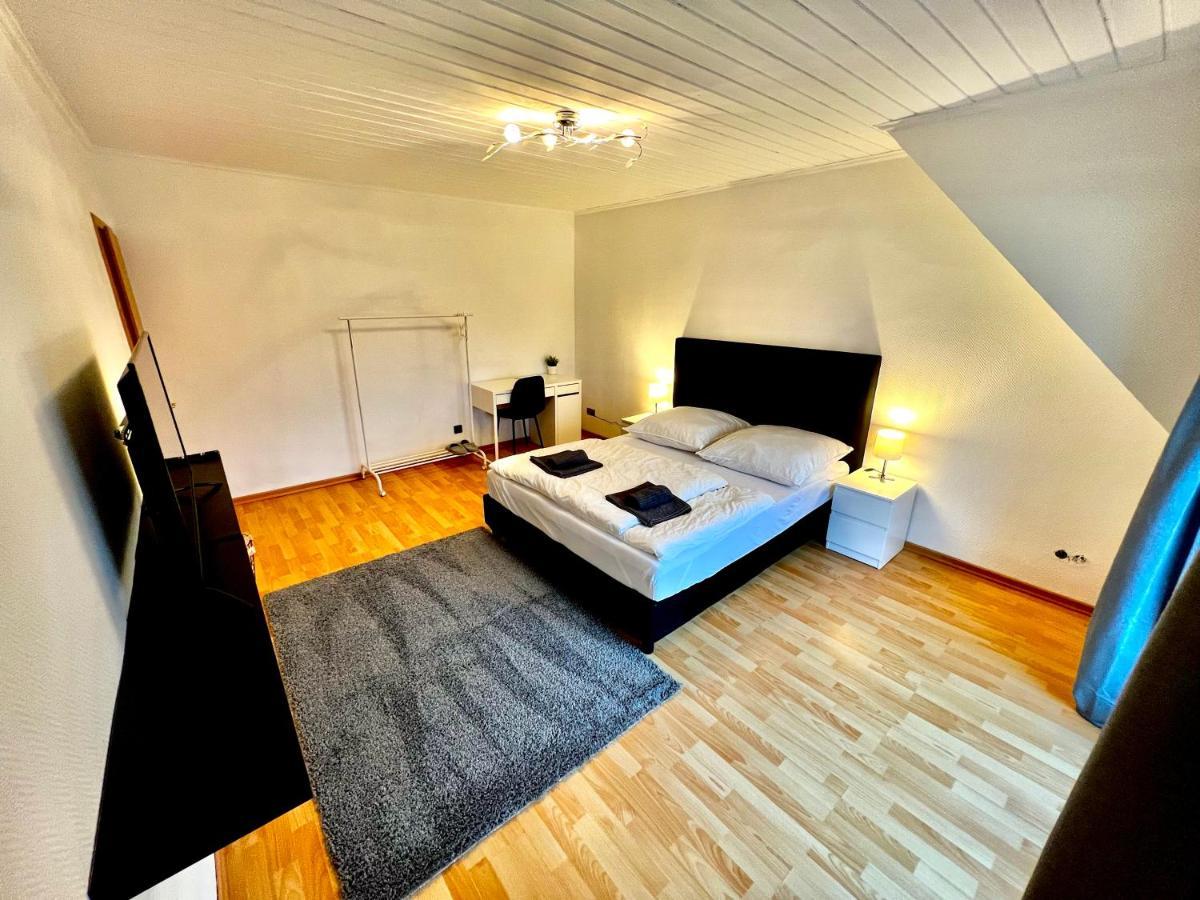 Praktisches Zimmer Im Grossen Haus Mit Garten Düsseldorf Eksteriør billede